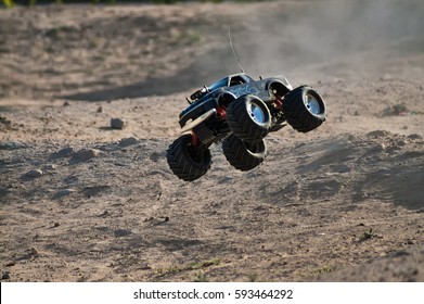 RC-Monstertruck-Modell mit in der Luft befindlichen Rädern