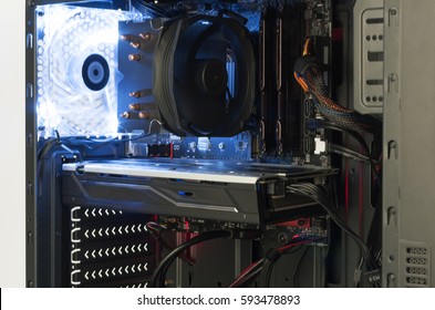 Cận cảnh khung cảnh bên trong hộp máy tính tháp midi đang mở với hiệu ứng ánh sáng đỏ và xanh