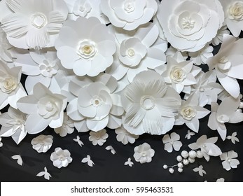 Hermoso grupo de estilo de variedad hecho a mano Quilling blanco patrón floral con pequeña mariposa hecha de papel sobre fondo de pared de tela negra utilizado como plantilla de flores Interior estilo retro vintage