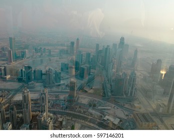 霧の日に上から見えるドバイの街。2017 年 2 月 9 日、アラブ首長国連邦。