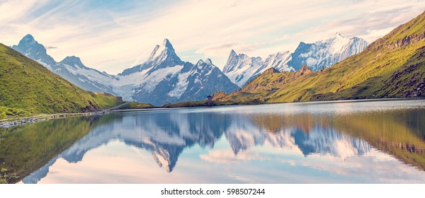 Un paisaje panorámico mágico con un lago en las montañas de los Alpes suizos, Europa. Wetterhorn, Schreckhorn, Finsteraarhorn y Bachsee. (relajación, armonía, antiestrés - concepto).