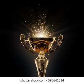 Trofeo de oro campeón aislado sobre fondo negro. Concepto de éxito y logro.