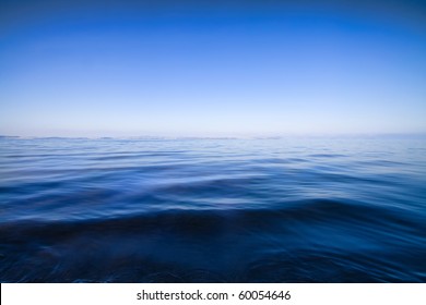 青い水の海の抽象的な背景