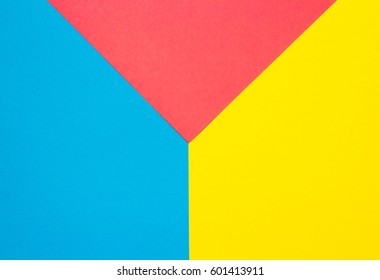 幾何学的な色紙。赤い三角形のカラー ペーパー フラット コンポジション