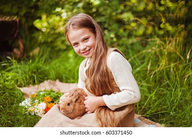 smuk pige med en kanin i skoven