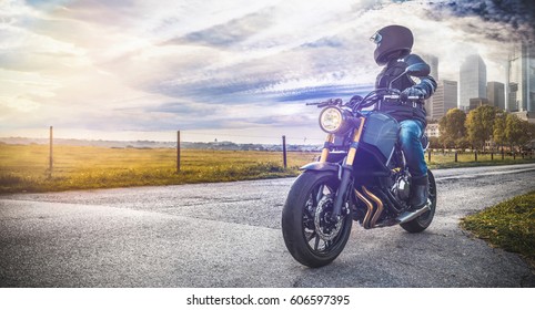 motorcykel på vejen. have det sjovt at køre den tomme vej på en motorcykeltur. copyspace til din individuelle tekst.