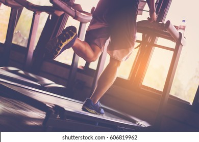 Mensen lopen in machine loopband bij fitness gym