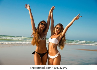 Mooie meisjes op een zomerdag die plezier hebben op het strand