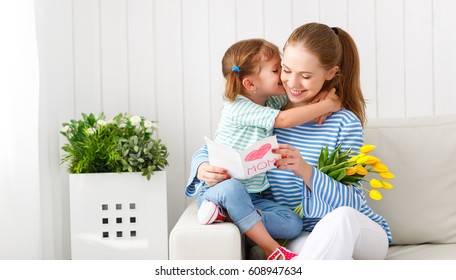 Chúc mừng ngày của mẹ! Con gái chúc mừng mẹ và tặng mẹ một tấm bưu thiếp và hoa tulip
