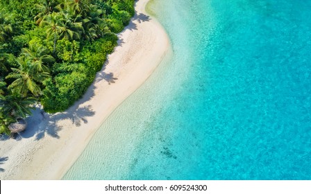Ảnh chụp từ trên không của thiên đường tuyệt đẹp Bãi biển nhiệt đới Maldives trên đảo. Khái niệm kỳ nghỉ hè và du lịch.