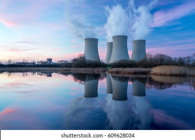 Nhà máy điện hạt nhân sau khi mặt trời lặn. Cảnh hoàng hôn với ống khói lớn.