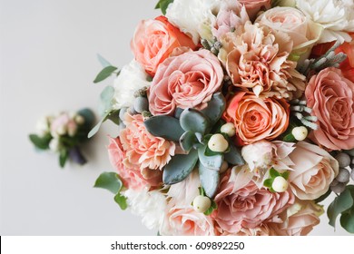 Flores de casamento, buquê de noiva em close-up. Decoração composta por rosas, peônias e plantas ornamentais, close-up, foco seletivo, sem figura, objetos.