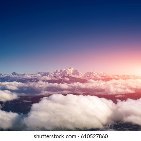 cielo y grandes montañas sobre nubes al atardecer o al amanecer. puesta de sol con una altura de 10000 km. Vista superior