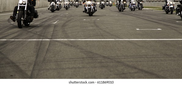 サーキット、車両、輸送におけるハーレー オートバイ レース