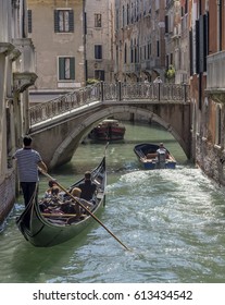 Una gondola e un motoscafo vicino al Ponte San Paternian, sul Rio de San Luca in una soleggiata giornata estiva, Venezia, Italia