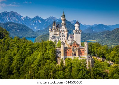 Hermosa vista del mundialmente famoso castillo de Neuschwanstein, el palacio del renacimiento románico del siglo XIX construido para el rey Luis II en un escarpado acantilado cerca de Füssen, suroeste de Baviera, Alemania