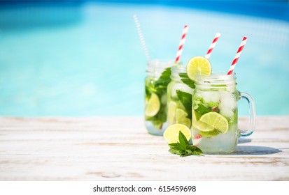 Vasos de limonada de lima cerca de la piscina. Fiesta en la piscina de verano