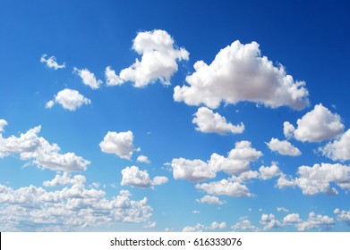 Fondo de cielo azul con nubes