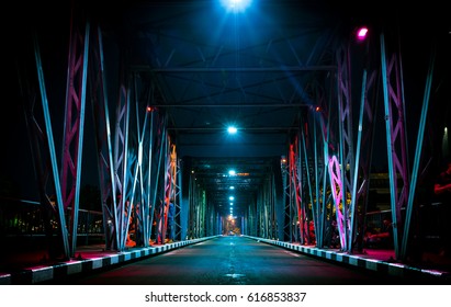 Kleurrijk licht op de ijzeren brug 's nachts in Chiang Mai, Thailand
