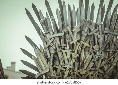 Eisenthron mit Schwertern, Fantasieszene oder Bühne. Wiederherstellung eines mittelalterlichen Sitzes