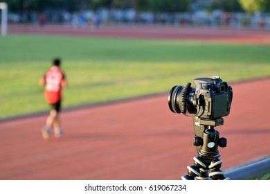 Een camera instellen om mensen te filmen die in het stadion rennen