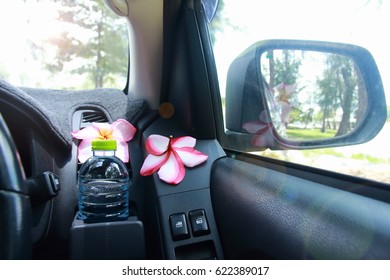 Botol air diletakkan di atas rak kereta.