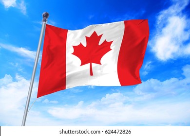 Vlag van Canada ontwikkelt zich tegen een helderblauwe lucht