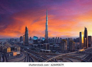 Dubai skyskrabere under solnedgang