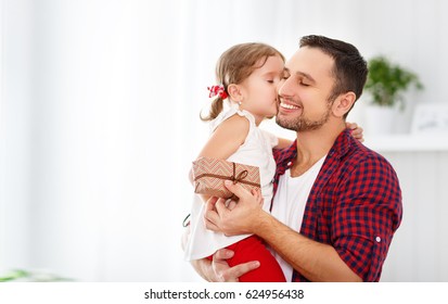Vatertag. Glückliche Familientochter umarmt Papa und lacht im Urlaub