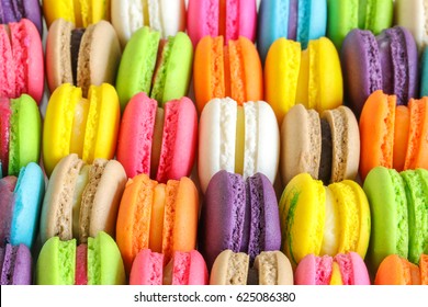 Latar belakang macarons Perancis berwarna-warni, close up. Latar belakang makaroni berwarna-warni yang berbeda. Macaron warna manis yang lezat, konsep Bakery. Fokus selektif.