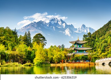 中国雲南省麗江市玉泉公園の黒龍池にある玉龍雪山と月抱亭の風光明媚な景色。