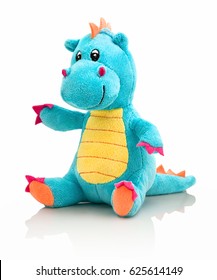Muñeco de peluche de dragón aislado sobre fondo blanco con reflejo de sombra. Marioneta de peluche de dragón sobre fondo blanco. Peluche de dinosaurio. Juguete de dinosaurio de peluche de color aguamarina. Juguete de lagarto sentado en blanco