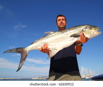 獲物を手にする漁師 Garrick Lichia Amia Leerfish Leervis fishJack