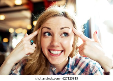 Ciérrese encima del retrato de la hembra sonriente exitosa elegante joven, emociones divertidas de la mujer.