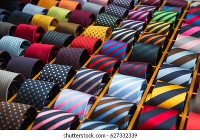 Bunte Krawattenkollektion im Herrenshop