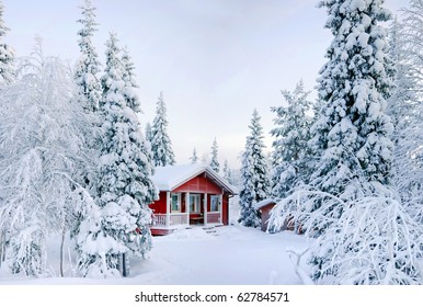 冬物語。美しい雪の森の赤いフィンランドのコテージ。