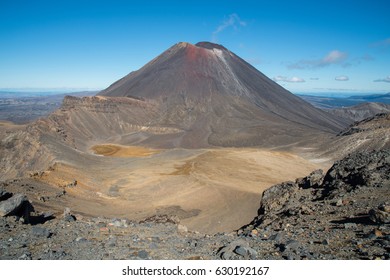 El monte Ngauruhoe o Monte del Destino es el famoso volcán icónico del parque nacional Tongariro. Este lugar fue filmado en la trilogía de películas de Hollywood El Señor de los Anillos.
