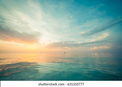 Entspannende Seelandschaft mit weitem Horizont des Himmels und des Meeres