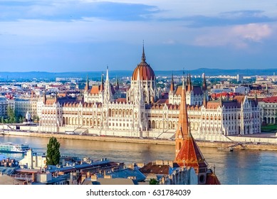Cảnh quan thành phố Budapest vào buổi tối, tòa nhà quốc hội Hungary và các tòa nhà khác dọc theo sông Danube, Hungary.