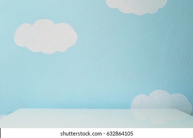 hemelsblauwe muur en een lege tafel.