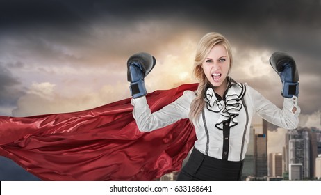 Una joven ganó la batalla. Retrato de una empresaria vestida de manera formal con una capa de superhéroe