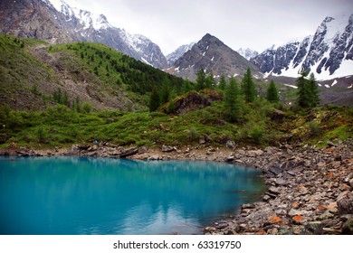 Impresionante vista en el lago de montaña azul