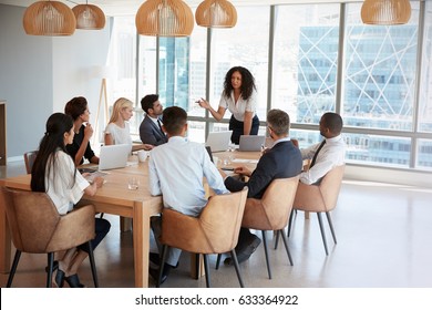 女性実業家, 立つ, へ, 住所, ミーティング, のまわり, ボード, テーブル