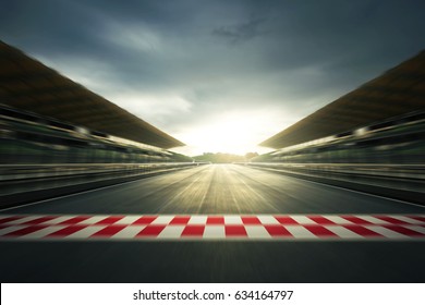 Rozmycie ruchu na torze F1 wieczorem