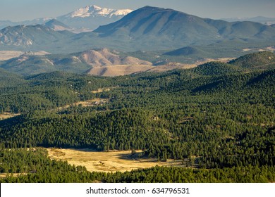Een uitzicht vanaf Staunton State Park, in Pine, Colorado. Uitlopers leiden naar Pikes Peak in de verte.