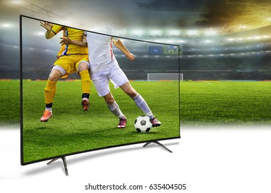 サッカーの試合のスマートテレビの翻訳を見ている4kモニター。概念