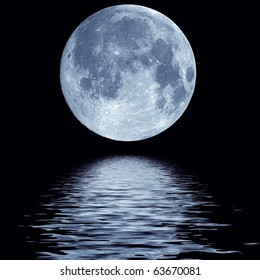 冷たい夜の水の上の青い満月