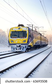 雪に覆われた線路を走る郊外電車