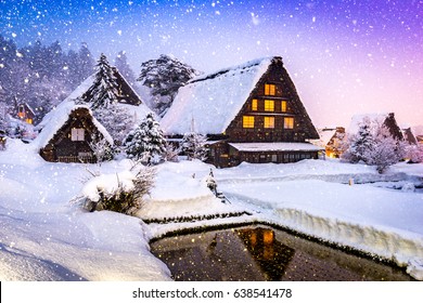 日本の歴史ある冬の里、白川郷。