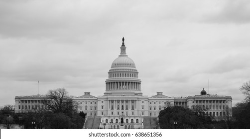 Ảnh đen trắng của tòa nhà Quốc hội Hoa Kỳ nhìn từ Hồ bơi phản chiếu Điện Capitol vào một ngày u ám.